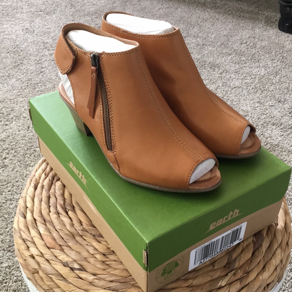 🌎 Earth Kristy Wide Sand Brown Leather Wedge Sandals ~ Size 7D